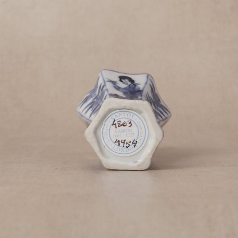 清康熙 青花仕女圖六角小瓶 | Santos Collection | A small Chinese blue and white 'lady' hexagonal vase, Qing dynasty, Kangxi period - 图4