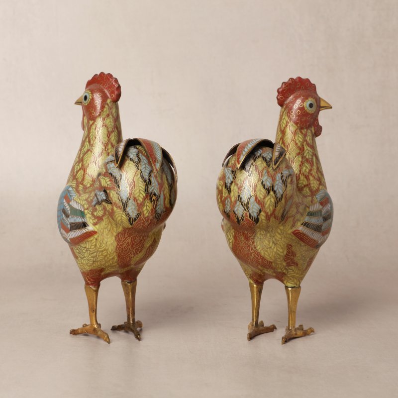 清十八世紀 掐絲琺瑯銅鍍金公雞一對 | A pair of Chinese cloisonné enamel and gilt-bronze cockerel figures, Qing dynasty, 18th century - 图3