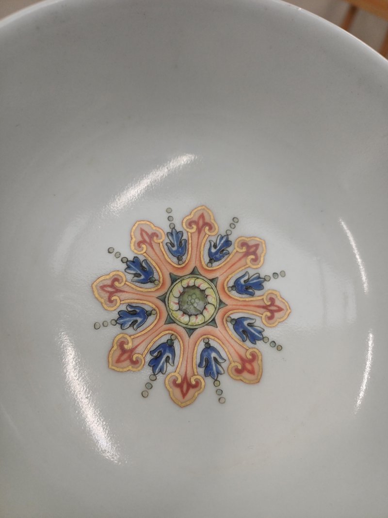 清道光 胭脂紅地軋道開光粉彩花卉紋盌 《大清道光年製》款 | Santos Collection | A fine Chinese ruby-ground sgraffiato 'medallion' bowl, Qing dynasty, Daoguang mark and period - 图5