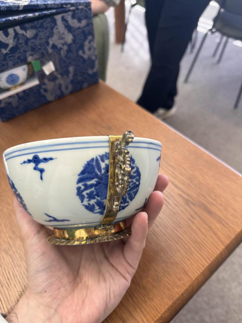 明嘉靖 青花包銀鎏金口沿盌 《長命富貴》款 | Santos Collection | A fine Chinese silver-gilt-mounted blue and white bowl, Ming dynasty, Jiajing period - 图23