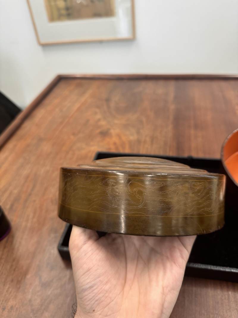 西漢 褐漆戧金瑞獸紋蓋盒 | A rare Chinese incised brown lacquer 'mythical beasts' box and cover, Western Han dynasty - 图7