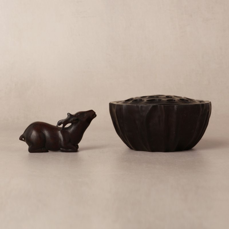 十九/二十世紀 紫檀雕蓮蓬式香爐 及 瑞鹿擺件 一組兩件 | A Chinese zitan carved 'lotus pod' censer and a figure of a deer, 19th/20th century - 图3