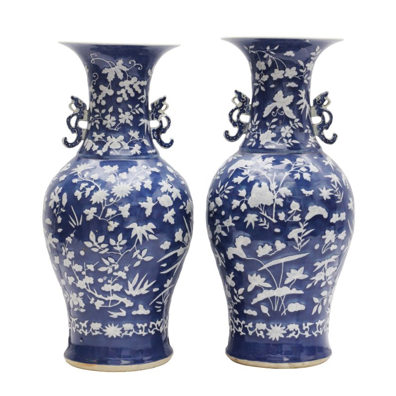 十九世紀 藍地花卉紋瓶一對 | A pair of Chinese blue ground 'floral' vases, 19th century