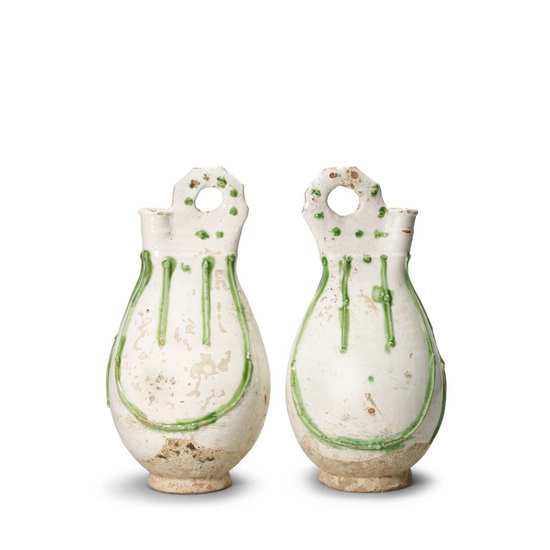遼 白釉綠彩雞冠壺一對 | A PAIR OF WHITE-GLAZED FLASKS - 图2