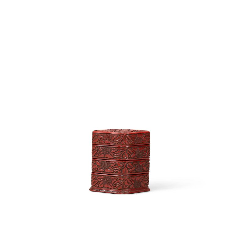 十六/十七世紀 剔紅高士童子圖三層蓋盒 | A SMALL CARVED CINNABAR LACQUER 'FIGURAL' THREE-TIER BOX AND COVER - 图2
