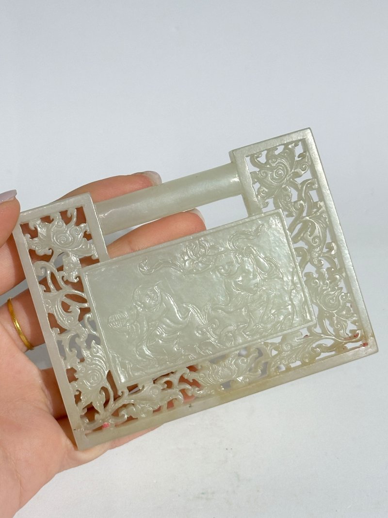 清十九世紀 白玉⌈玉堂富貴⌋牌 及座 | A WHITE JADE 'HEHE ERXIAN' PLAQUE - 图3