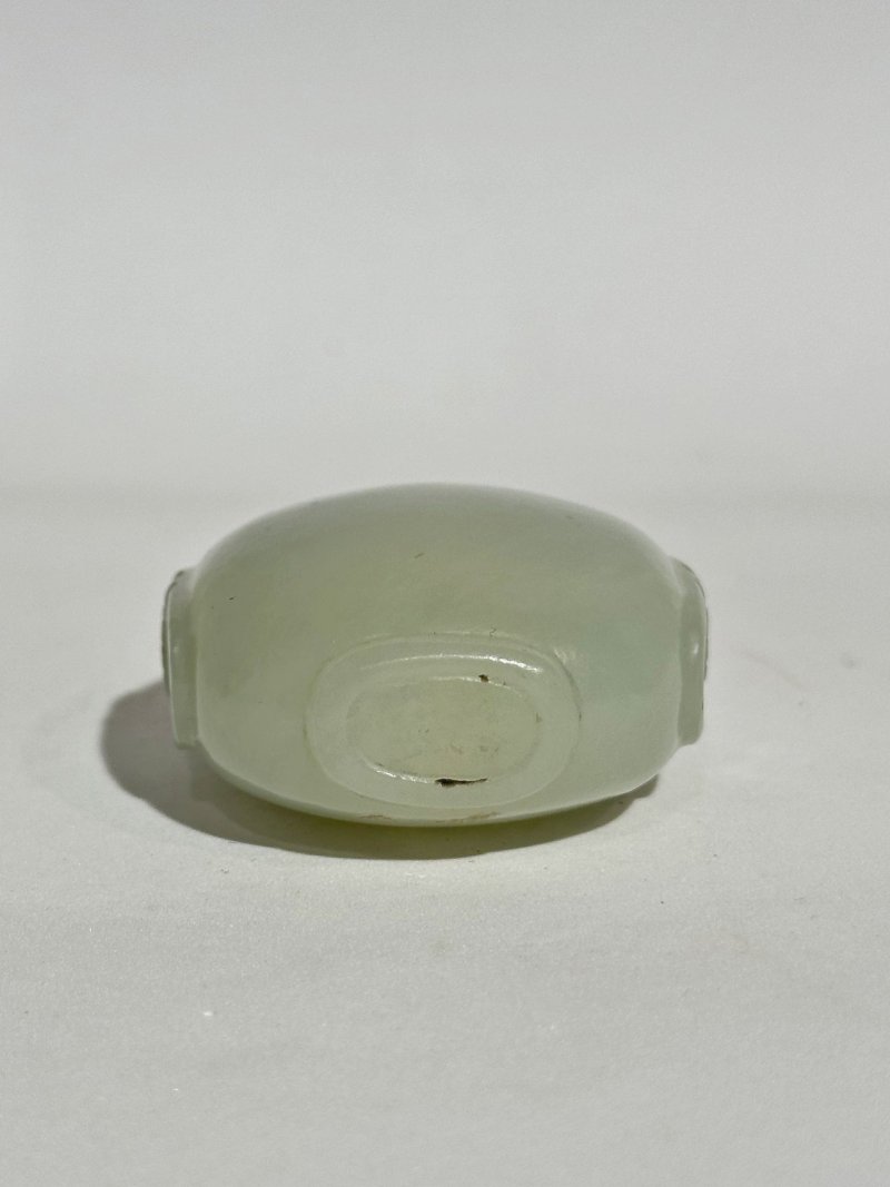 清十九世紀 青玉鋪首銜環鼻煙壺、珊瑚蓋 | A GREEN JADE SNUFF BOTTLE - 图5