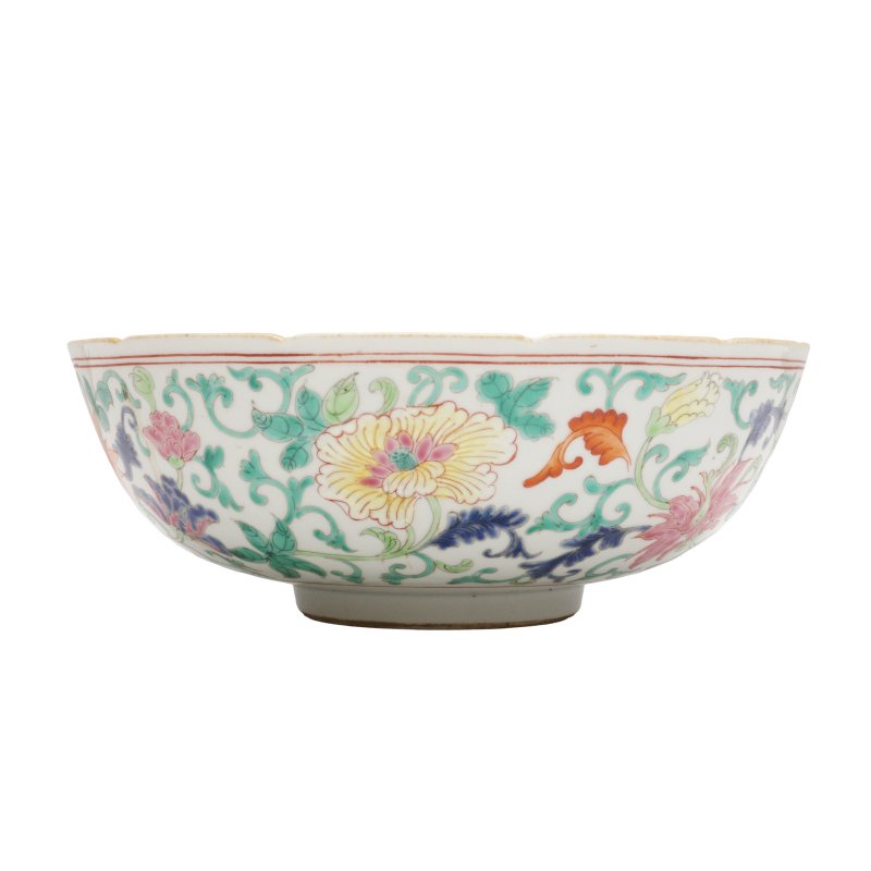 清十九世紀 粉彩纏枝花卉紋盌 | A Chinese famille-rose 'floral' bowl, 19th century - 图2