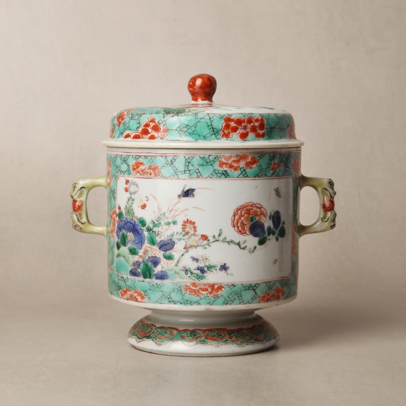 清康熙 五彩花卉圖蓋罐 | A Chinese famille-verte double-handled 'floral' pot and cover, Qing dynasty, Kangxi period - 图1