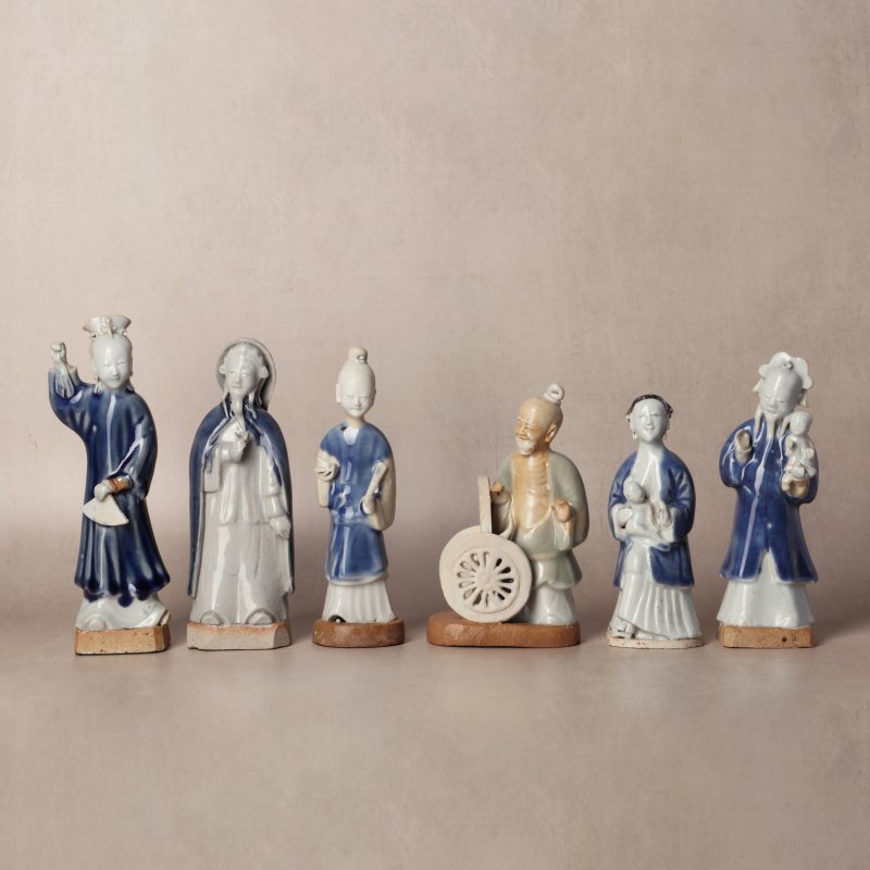 清乾隆 藍釉文人立像 | Santos Collection | A group of Chinese glazed-biscuit figures, Qing dynasty, Qianlong period - 图2
