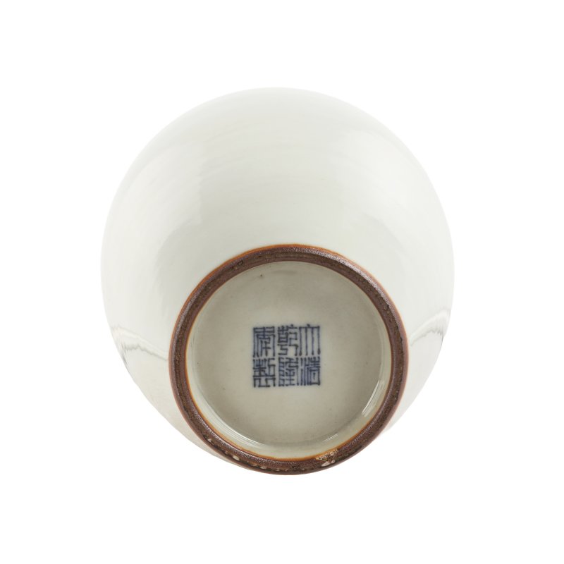 十九/二十世紀 青釉瓶 《大清乾隆年製》款 | A Chinese celadon glazed vase, 19th/20th century - 图3