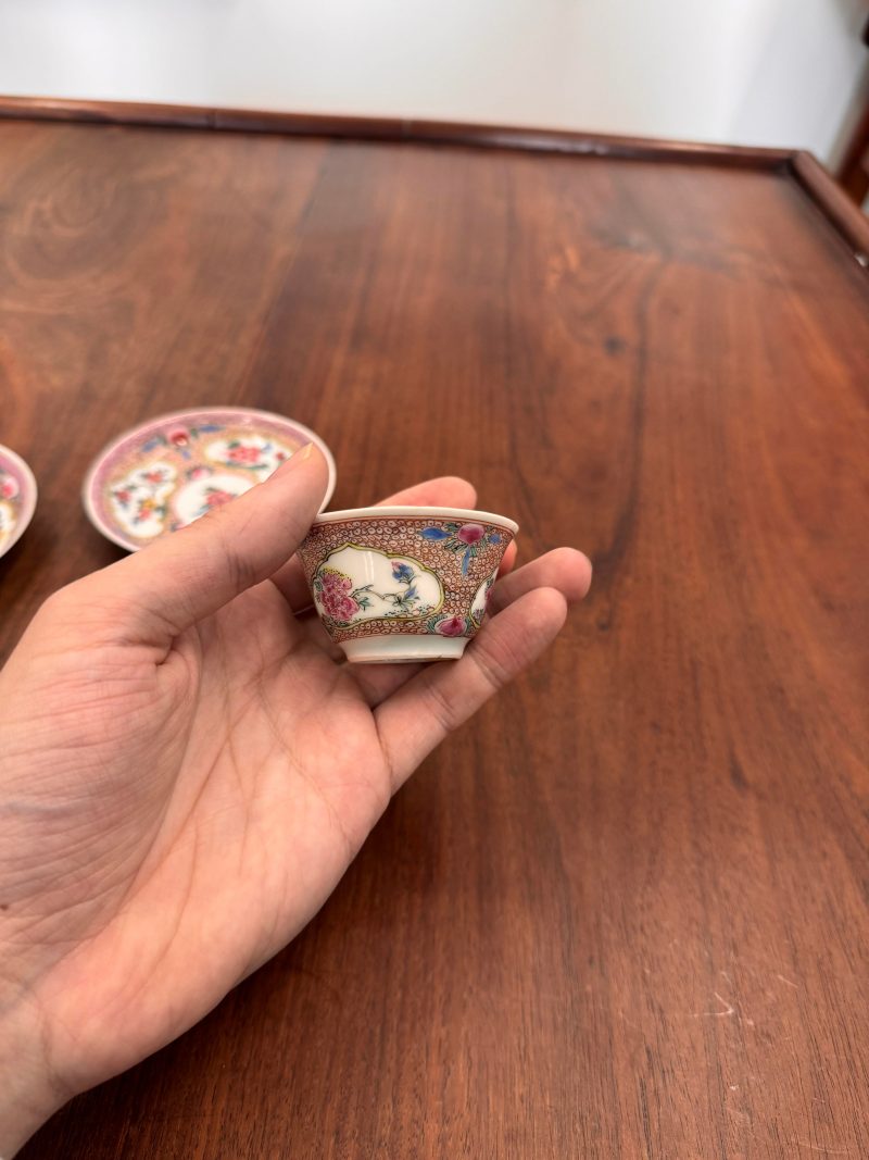 清雍正 外銷花卉紋薄胎盃及小盤兩對 | A pair of Chinese 'eggshell' famille-rose ‘floral’ cups and saucers, Qing dynasty, Yongzheng period - 图17