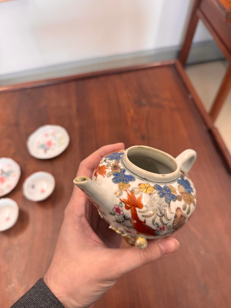 清雍正 粉彩魚藻紋蓋壼 | Santos Collection | A Chinese export famille-rose 'fish pond' teapot, Qing dynasty, Yongzheng period - 图21