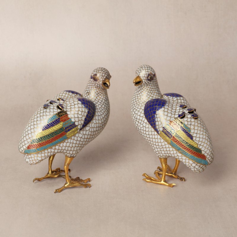清十八世紀 掐絲琺瑯銅鍍金鵪鶉式香爐一對 | A pair of Chinese cloisonné enamel and gilt-bronze quail-form censers, Qing dynasty, 18th century - 图1