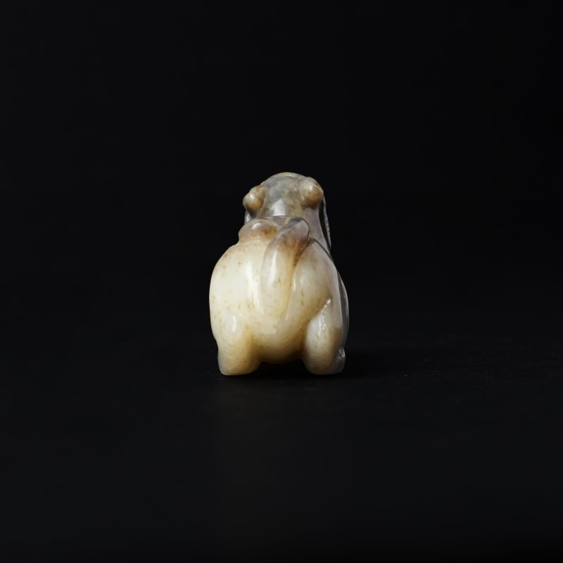 清十九世紀 青白玉雕臥獅 | A Chinese celadon and grey jade carving of a lion, Qing dynasty, 19th century - 图2
