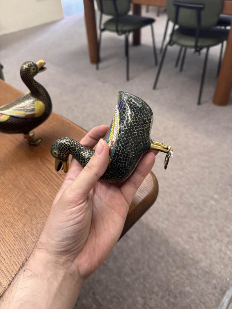 清十八世紀 掐絲琺瑯銅鍍金寶鴨像一對 | A pair of Chinese cloisonné enamel and gilt-bronze duck figures, Qing dynasty, 18th century - 图5