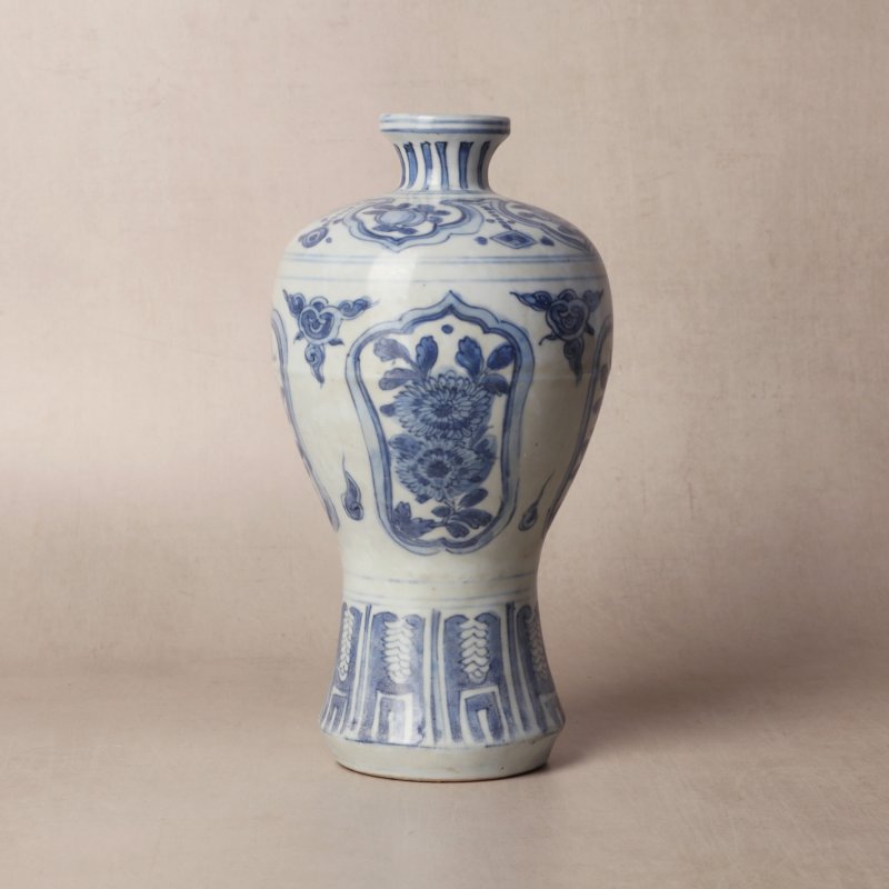 明十六世紀 青花花卉紋梅瓶 | Santos Collection | A Chinese blue and white 'floral' vase, meiping, Ming dynasty, 16th century - 图13