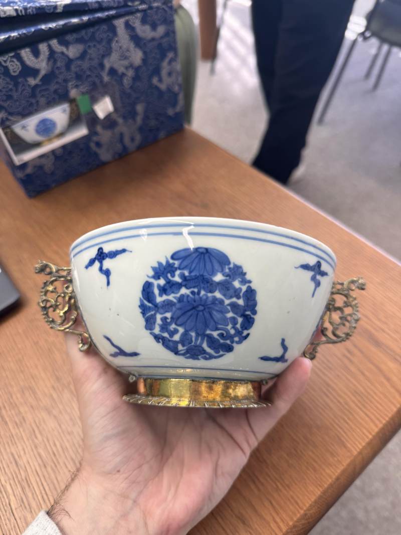 明嘉靖 青花包銀鎏金口沿盌 《長命富貴》款 | Santos Collection | A fine Chinese silver-gilt-mounted blue and white bowl, Ming dynasty, Jiajing period - 图13
