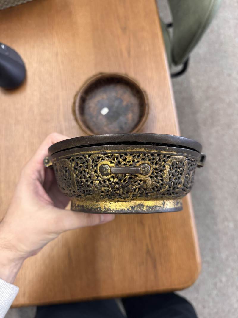 十五/十六世紀 西藏東部德格 鐵鋄金鏤空龍紋蓋盒 | A rare Tibetan gilt-damascened iron bowl box and cover, Derge, Eastern Tibet, 15th/16th century - 图7