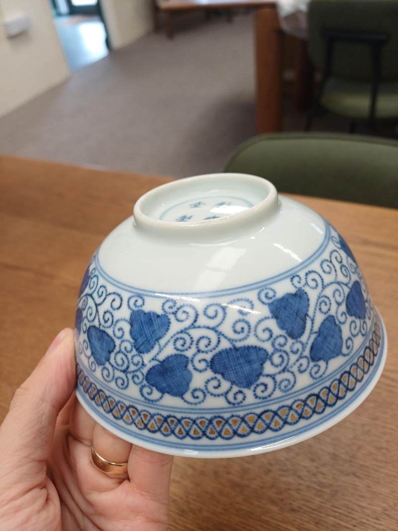 二十世紀 青花描金纏枝花卉紋盌 《彩秀堂製》款 | A Chinese blue and white gilt-decorated bowl, 20th century, Caixiutang mark - 图2