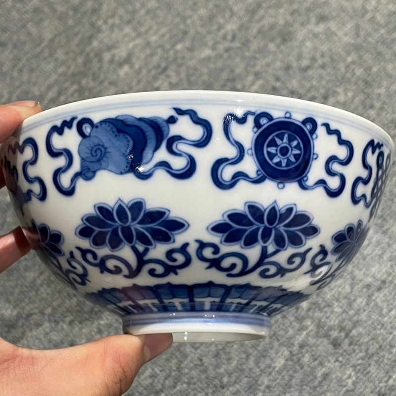 清光绪 青花缠枝莲托八宝纹碗 - 图8