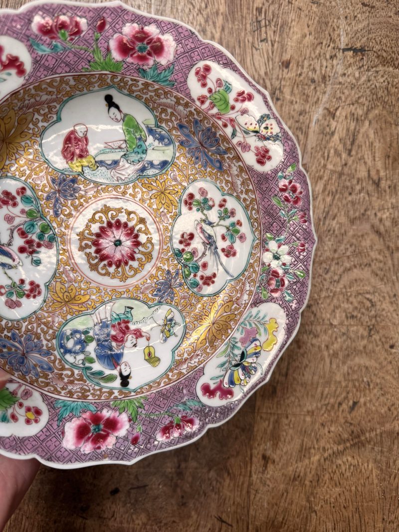 清雍正 約1730年 粉彩開光人物花卉圖花式盤一對 | Santos Collection | A pair of fine Chinese export foliate dishes, Qing dynasty, Yongzheng period, circa 1730 - 图31