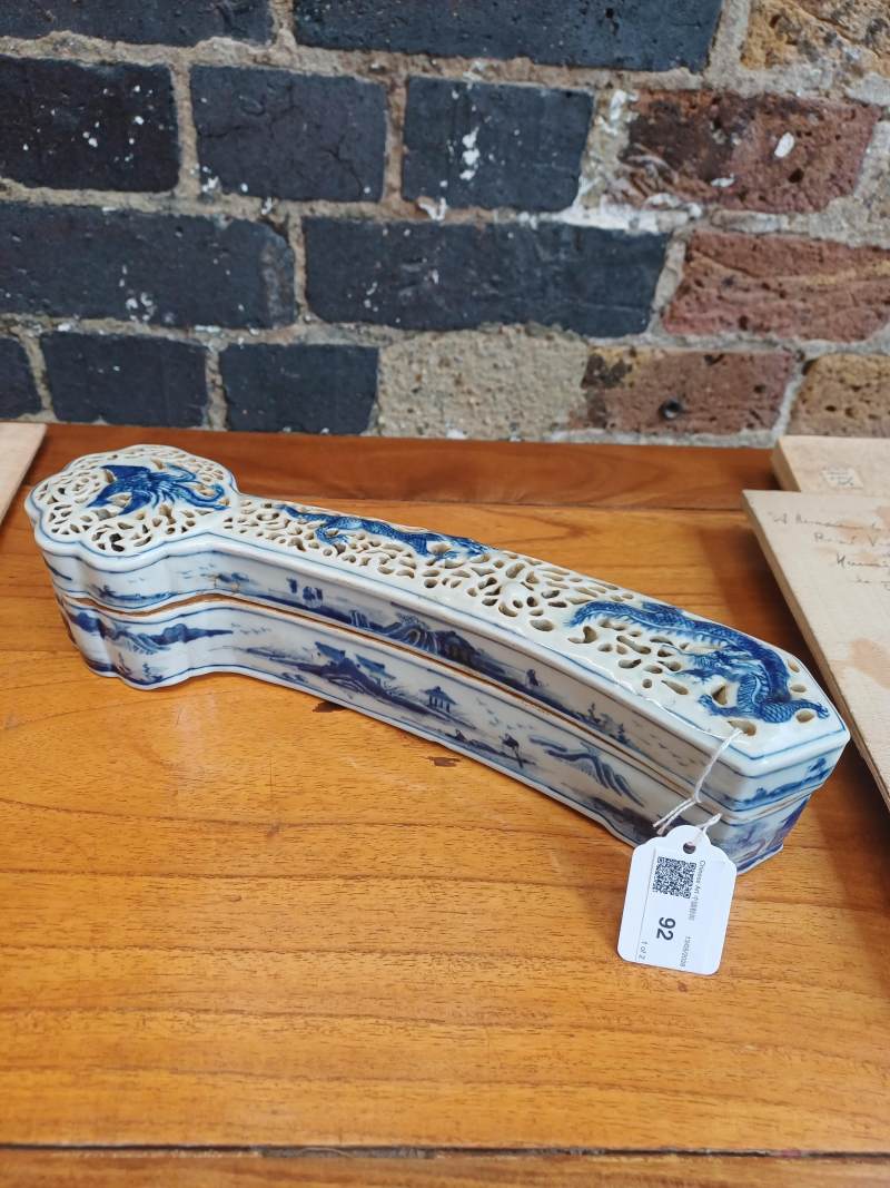 清十八至十九世紀 青花如意形蓋爐 《大清乾隆年製》款 | A Chinese blue and white sceptre-shaped censer and cover, Qing dynasty, 18th-19th century - 图25