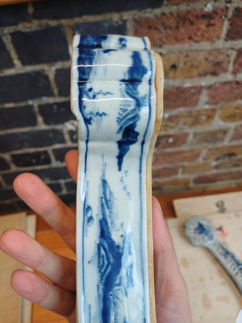 清十八至十九世紀 青花如意形蓋爐 《大清乾隆年製》款 | A Chinese blue and white sceptre-shaped censer and cover, Qing dynasty, 18th-19th century - 图14