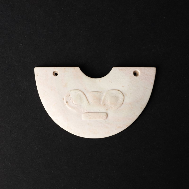 二十世紀 仿古雞骨白玉佩 | A Chinese archaistic 'chicken bone' jade pendant, 20th century