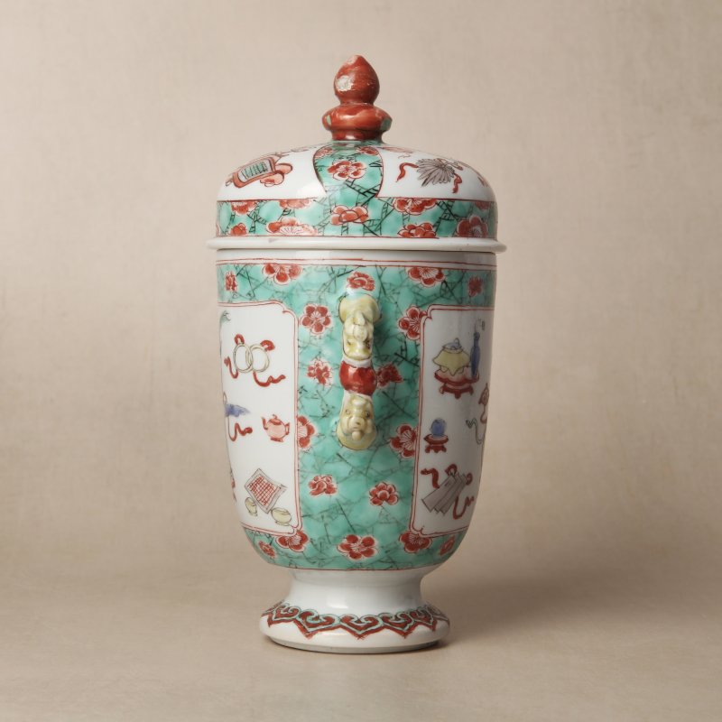 清康熙 五彩博古圖蓋罐 | A Chinese famille-verte twin-handled 'hundred antiques' pot and cover, Qing Dynasty, Kangxi period - 图2