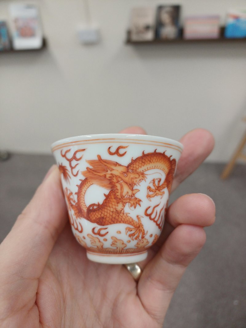 清光緒 礬紅彩龍紋酒盃一對 《大清光緒年製》款 | Santos Collection | A pair of Chinese iron-red-decorated 'dragon' wine cups, Qing dynasty, Guangxu marks and period - 图2