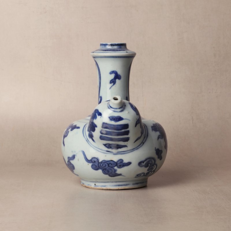明 青花雲紋軍持 | Santos Collection | A Chinese blue and white 'ruyi cloud' kendi, Ming dynasty - 图11