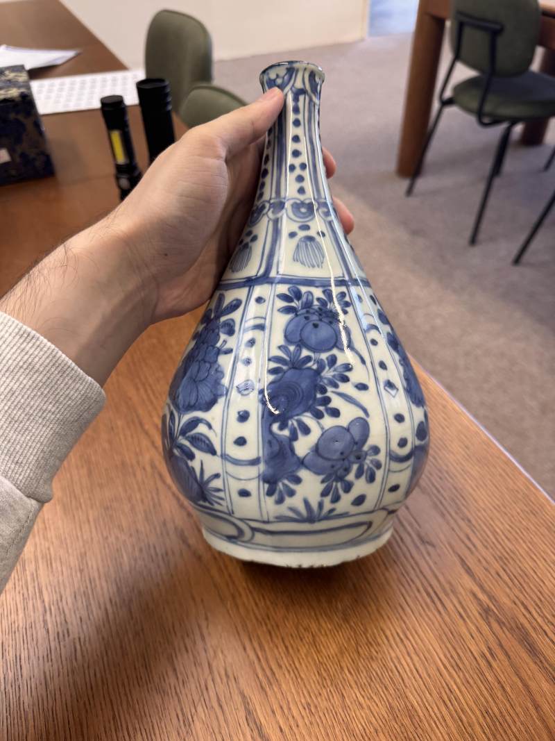 明 青花克拉克花卉紋膽瓶 | Santos Collection | A Chinese blue and white 'Kraak' bottle vase, Ming dynasty - 图13