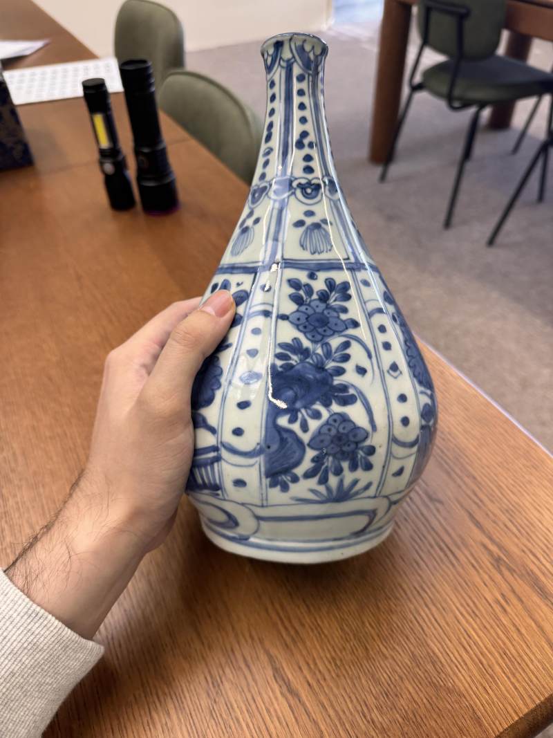 明 青花克拉克花卉紋膽瓶 | Santos Collection | A Chinese blue and white 'Kraak' bottle vase, Ming dynasty - 图3