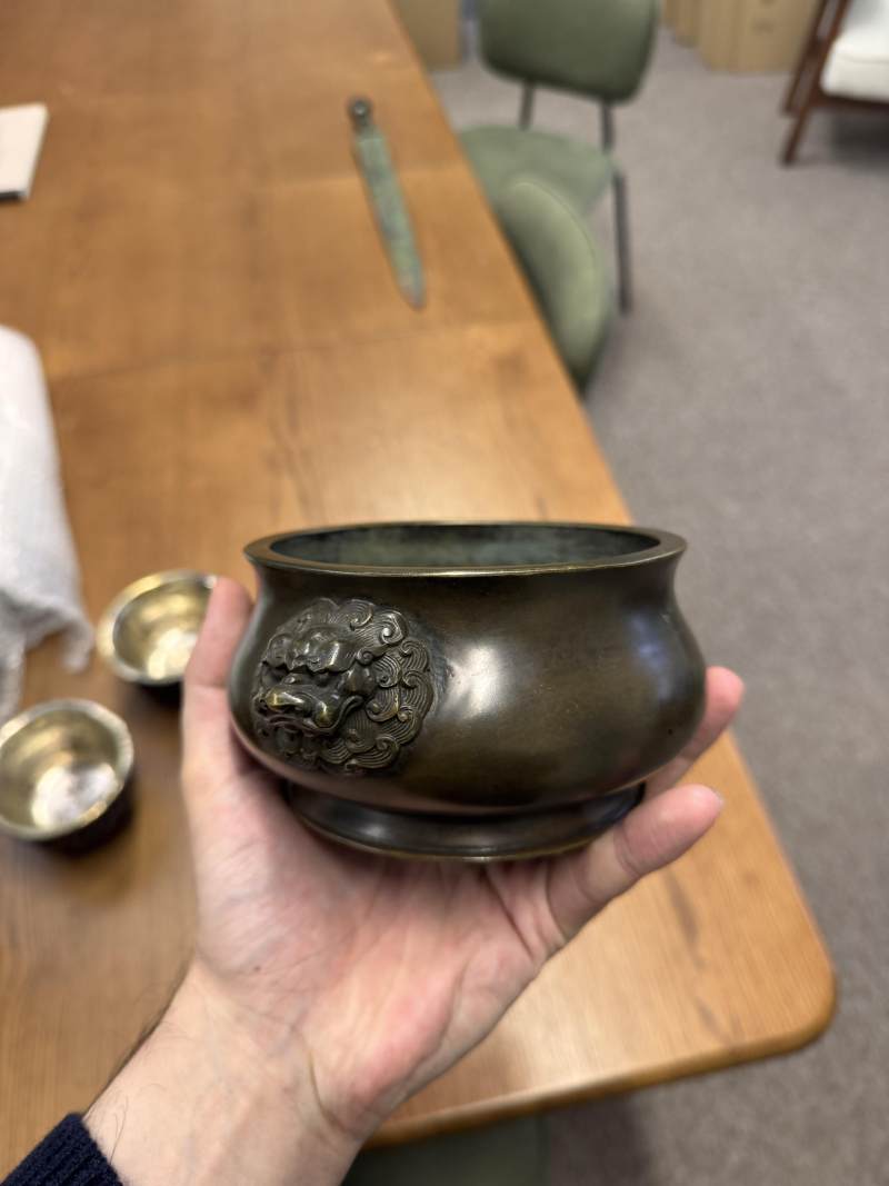 清十八至十九世紀 銅獅耳爐 《許氏聖威家藏》款 | A Chinese bronze bombé censer, Qing dynasty, 18th-19th century - 图10