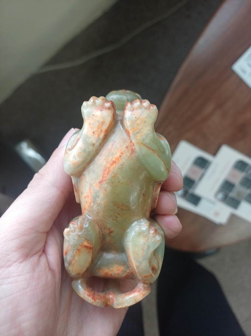 二十世紀 青玉帶皮瑞獸擺件 | A Chinese celadon and russet jade 'mythical beast' carving, 20th century - 图8