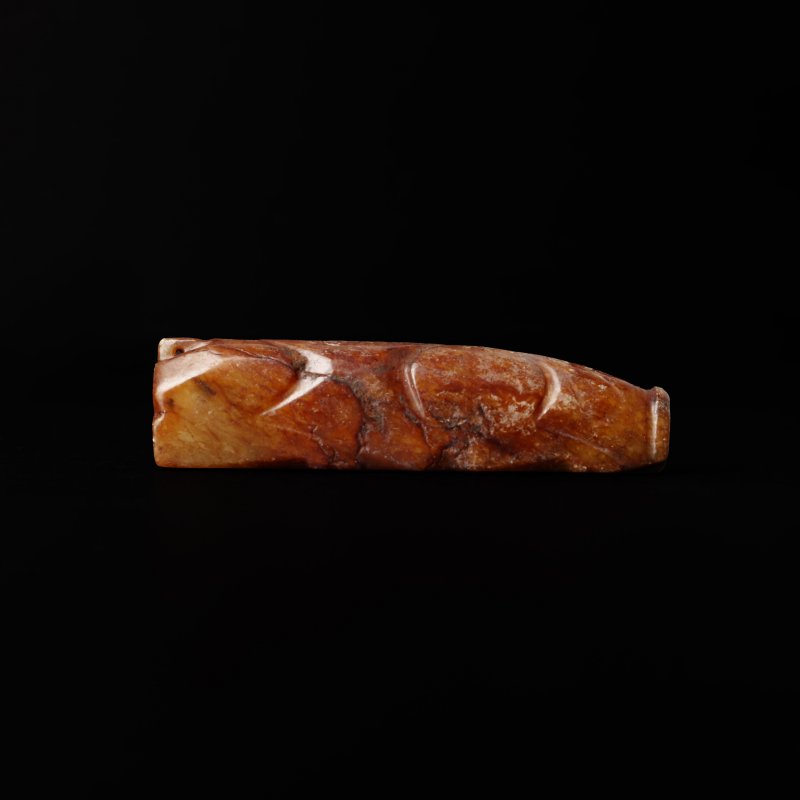 或為漢 玉雕卧豚擺件 | A Chinese archaistic figure of a pig, possibly Han dynasty - 图2