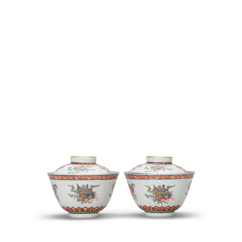 清光緒 礬紅粉彩描金八吉祥紋蓋碗一對 | A PAIR OF FAMILLE-ROSE 'BAJIXIANG' CUPS AND COVERS - 图1