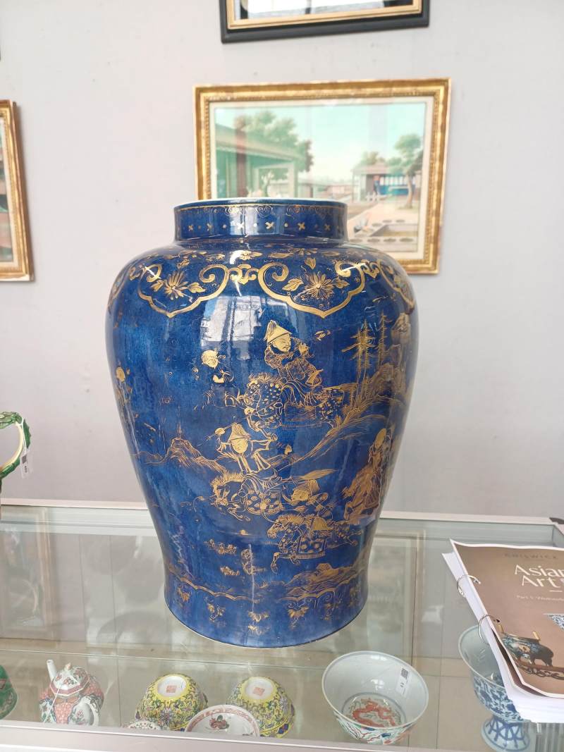 清康熙 灑藍釉描金狩獵圖蓋罐 | Santos Collection | A very large Chinese powder-blue gilt-decorated jar and cover, Qing dynasty, Kangxi period - 图17