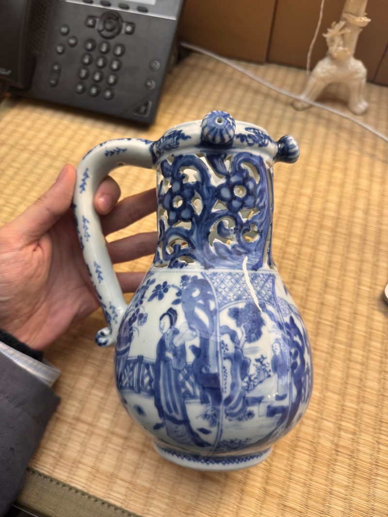 清康熙 青花庭院仕女圖執壺 | Santos Collection | A rare Chinese export blue and white 'puzzle' jug, Qing dynasty, Kangxi period - 图11