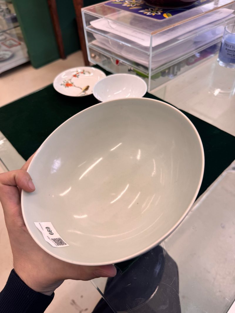 十九/二十世紀 青釉蓮瓣盌 《大清乾隆年製》款 | A Chinese celadon glazed 'lotus' bowl, 19th/20th century - 图6