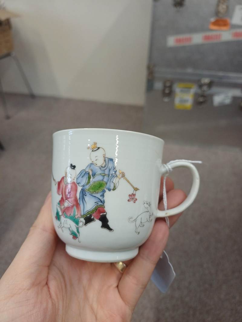 清乾隆 粉彩庭院嬰戲圖盃 | A Chinese export famille-rose 'boys and dogs' coffee cup, Qing dynasty, Qianlong period - 图12