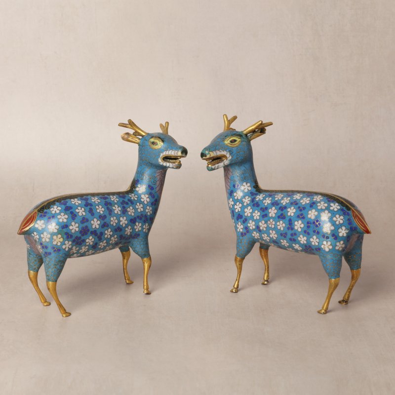 清十八/十九世紀 掐絲琺瑯銅鍍金瑞鹿像一對 | A pair of Chinese cloisonné enamel and gilt-bronze deer figures, Qing dynasty, 18th/19th century - 图1