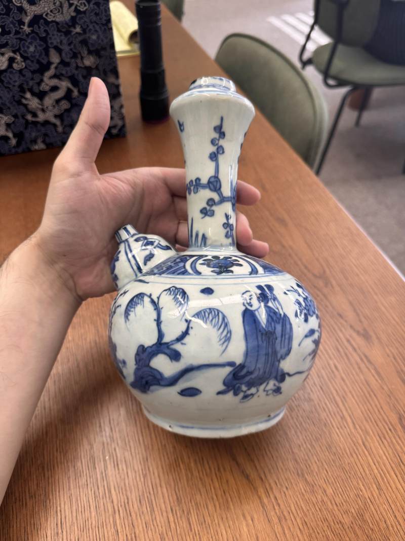 明崇禎/過渡期 青花人物故事圖軍持 | Santos Collection | A Chinese blue and white 'figural' kendi, Transitional period, Chongzhen period - 图11