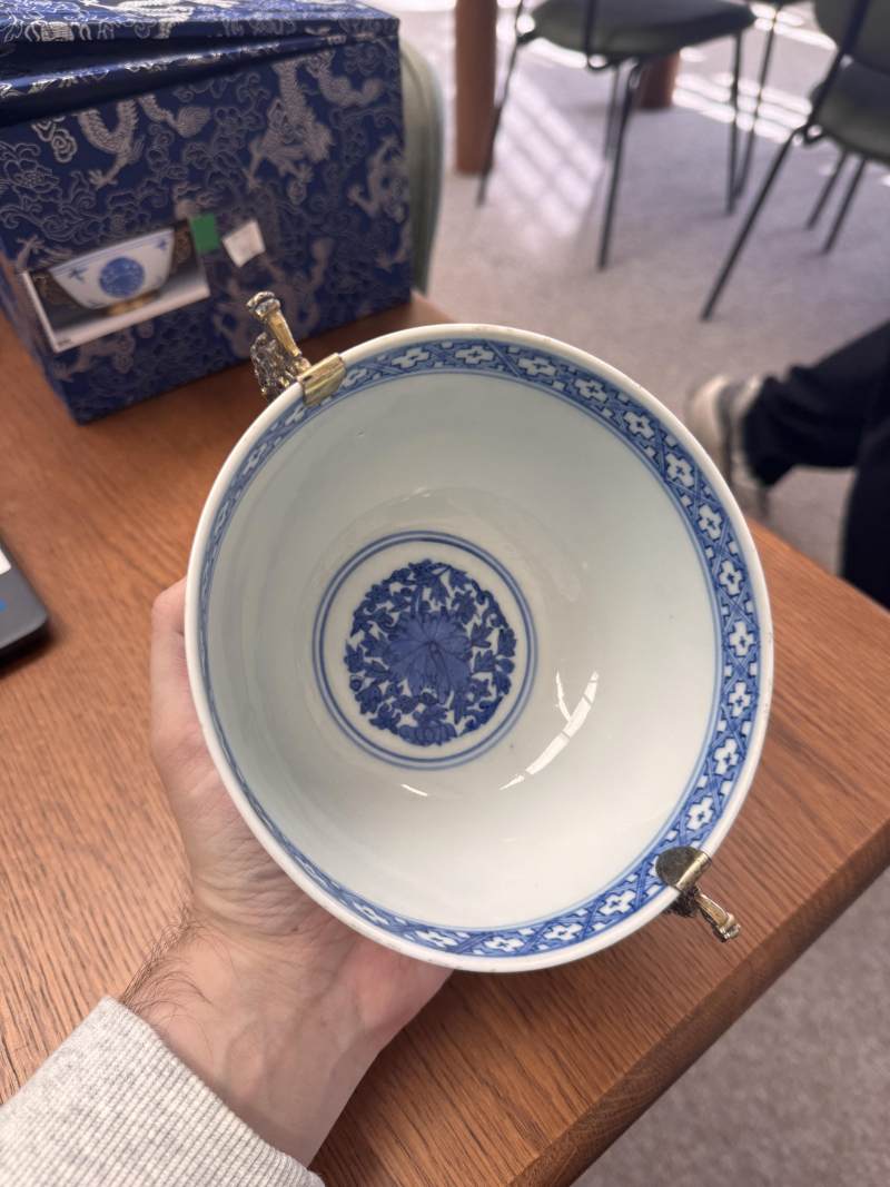 明嘉靖 青花包銀鎏金口沿盌 《長命富貴》款 | Santos Collection | A fine Chinese silver-gilt-mounted blue and white bowl, Ming dynasty, Jiajing period - 图3