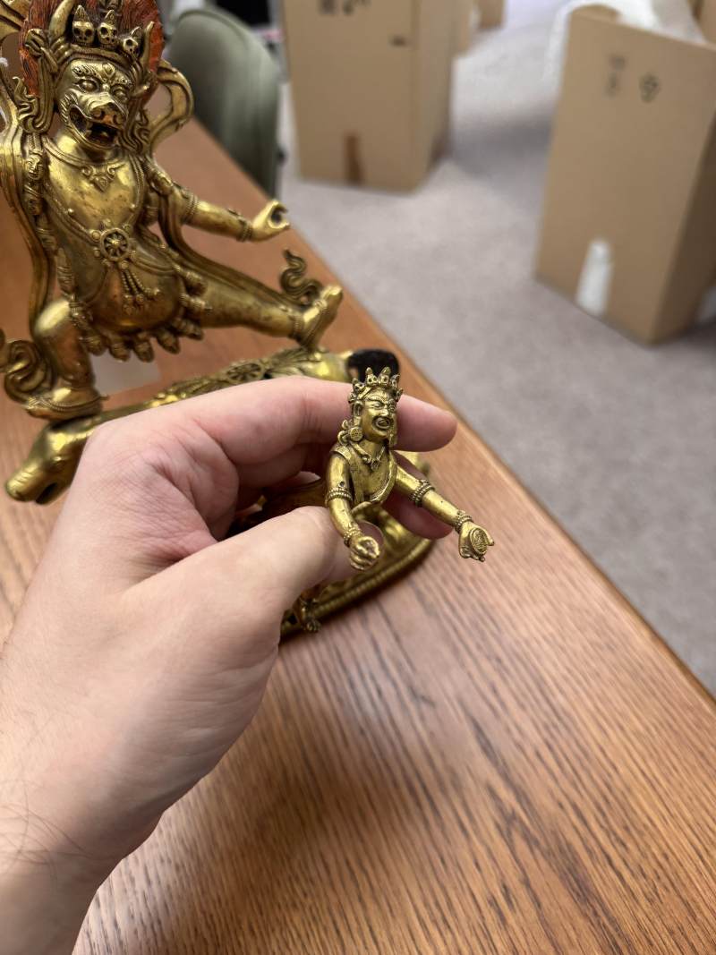 清十八世紀 漢藏銅鍍金閻摩法王立像 | A fine Sino-Tibetan gilt-bronze figure of Yama Dharmaraja and Yami, Qing dynasty, 18th century - 图19