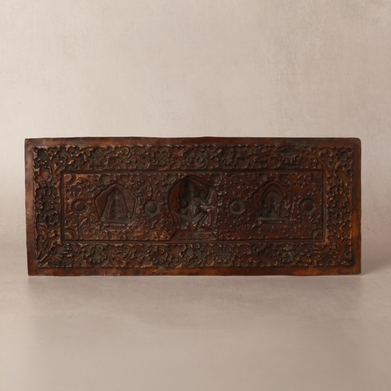清十八世紀 西藏局部鎏金銅錘鍱嵌珊瑚經板 | A Tibetan parcel-gilt copper-alloy coral-inlaid repoussé sutra cover, Qing dynasty, 18th century - 图2