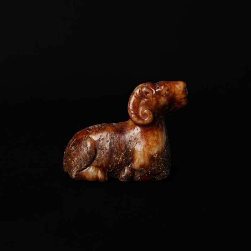 或為明 灰玉帶褐沁瑞羊擺件 | A Chinese mottled grey and russet jade carving of a ram, possibly Ming dynasty - 图2