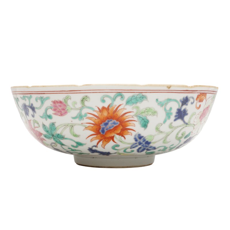 清十九世紀 粉彩纏枝花卉紋盌 | A Chinese famille-rose 'floral' bowl, 19th century - 图3