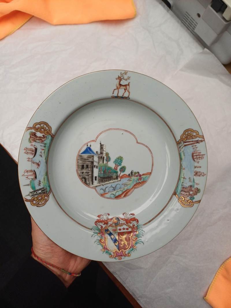 清乾隆 約1745年 粉彩紋章圖盤一組四件 | Four fine and rare Chinese export armorial soup bowls, Qing Dynasty, Qianlong Period, circa 1745 - 图26